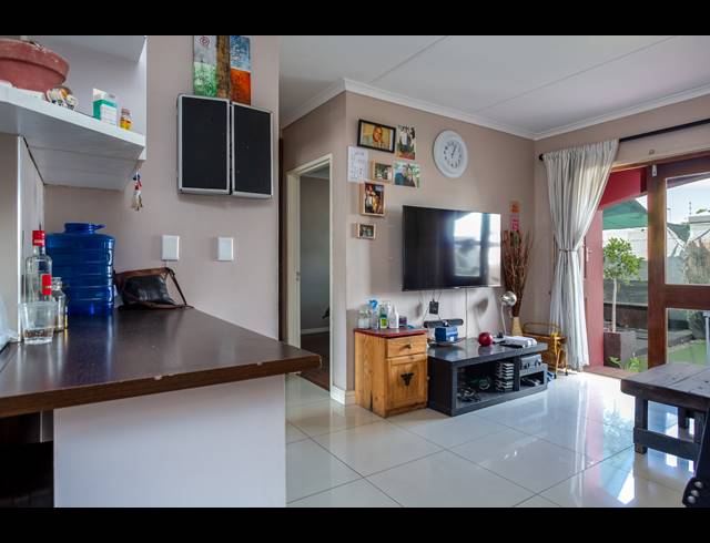 2 BEDROOM FLAT SOLD IN LANSDOWNE